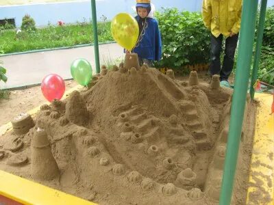 Можно ли сажать в песок. Постройки из песка для детей. Замок из песка в песочнице. Замки из песка в детском саду в песочнице. Песочный замок в песочнице.