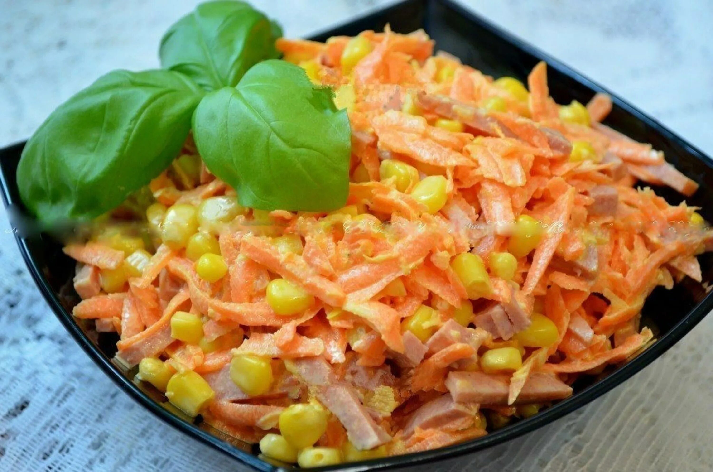 Салат с корейской морковкой и колбасой. Салат морковка свежая колбаса копченая. Салат с корейской морковкой и колбасой. Салат морковка свежая колбаса копченая. Салат с морковкой и колбасой копченой.