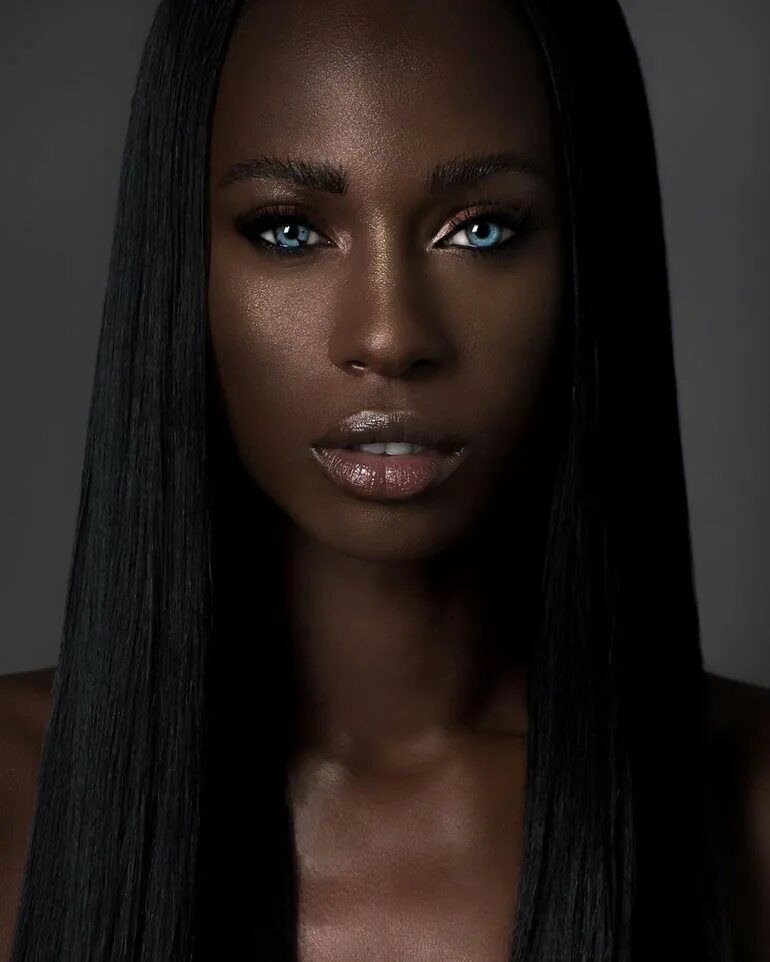 Ebony model. Jalicia Hebson. Темнокожая модель с зелеными глазами.