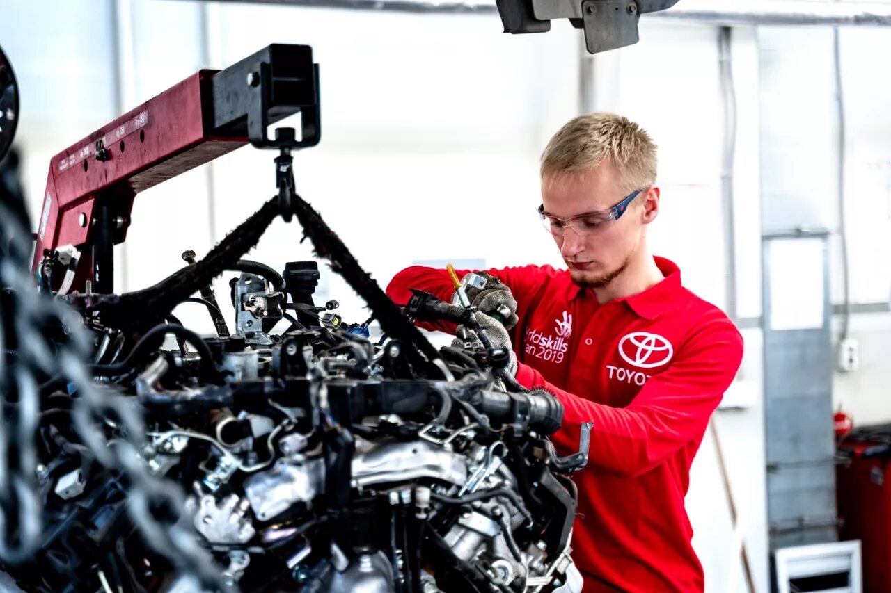 Казань ремонт и обслуживание. Профессия автомеханик. Механик профессия. Казань ремонт и обслуживание. Фотографии технического обслуживания автомобиля.