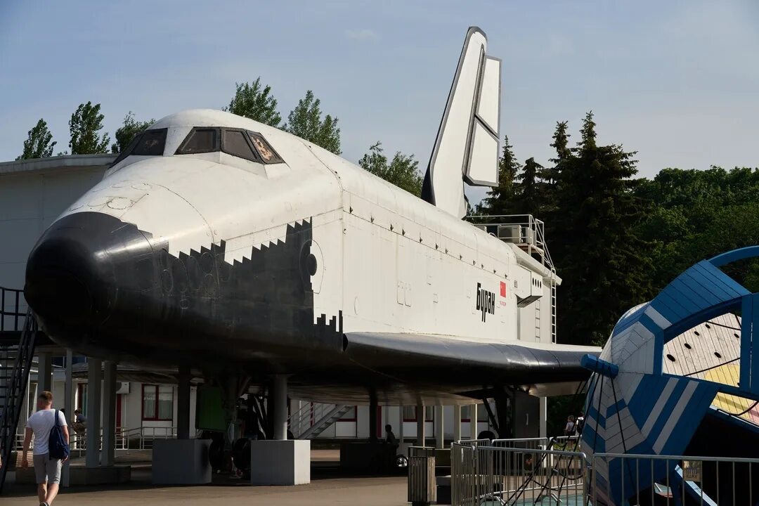 Павильон буран. Ракета буран на вднх. Челнок буран вднх. Павильон буран. Буран космический вднх.