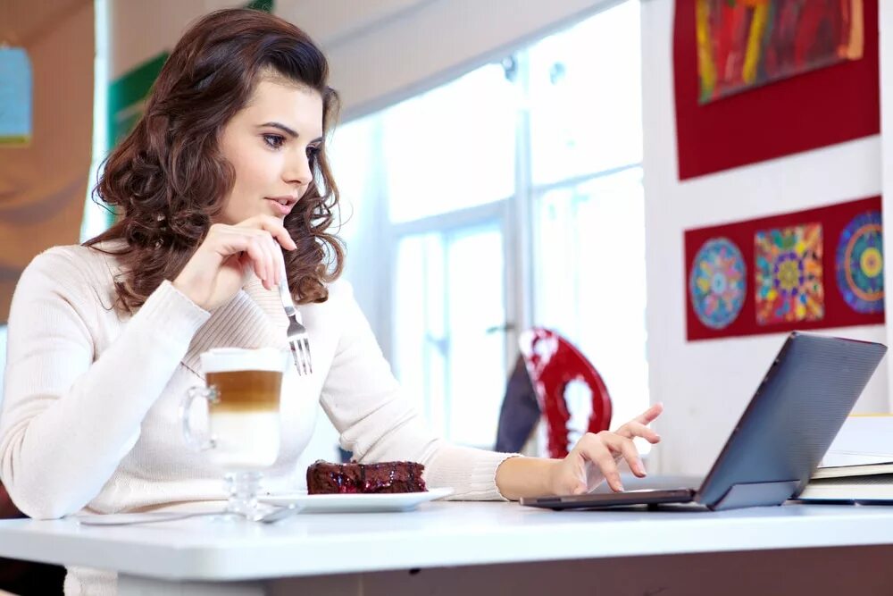 Работа кофе леди. Девушка с ноутбуком в кафе. Девушка сидит в кафе с ноутбуком. Женщина за столом. Деловая женщина в кофейне.