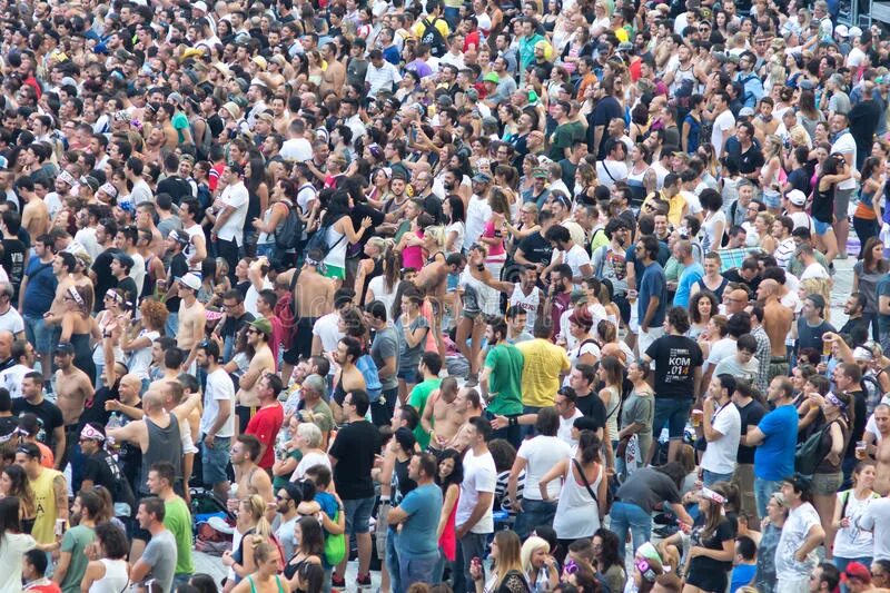 Дивергент фильм 2014 эндрю прайор. Организованная толпа. Организованная толпа. Друзья толпой. Толпа в кровати.