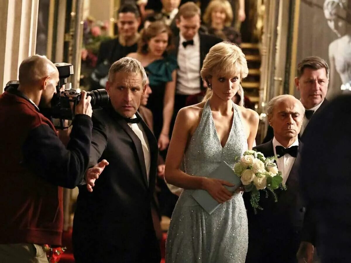 Дата выхода корона 5. Элизабет дебики в сериале корона. корона сериал диана элизабет дебики. элизабет дебики принцесса диана корона. сериал корона 5 сезон диана.