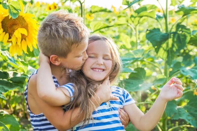 Boys kiss girls. Мальчик целует девочку. Мальчик целует мальчика. Маленький мальчик целует девочку. Подсолнух целует мальчик.