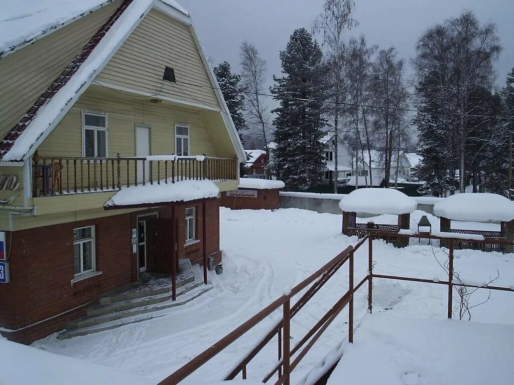 Байкальск дома. Байкальск турбаза. Домик в байкальске. Парк отель белый соболь. Сибирь гостевой дом солзан байкал.