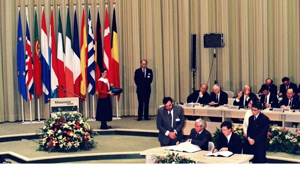 Maastricht Treaty. Подписание Маастрихтского договора. Европейский Союз 1993. Маастрихтский договор рождение европейского Союза.