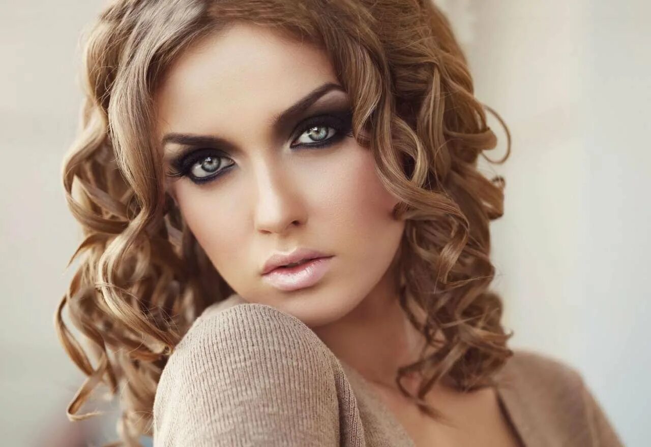 Вечерние прически. Вечерний образ макияж и укладка. Вечерний макияж и прическа на средние волосы. Прически на выпускной. Макияж на свадьбу.