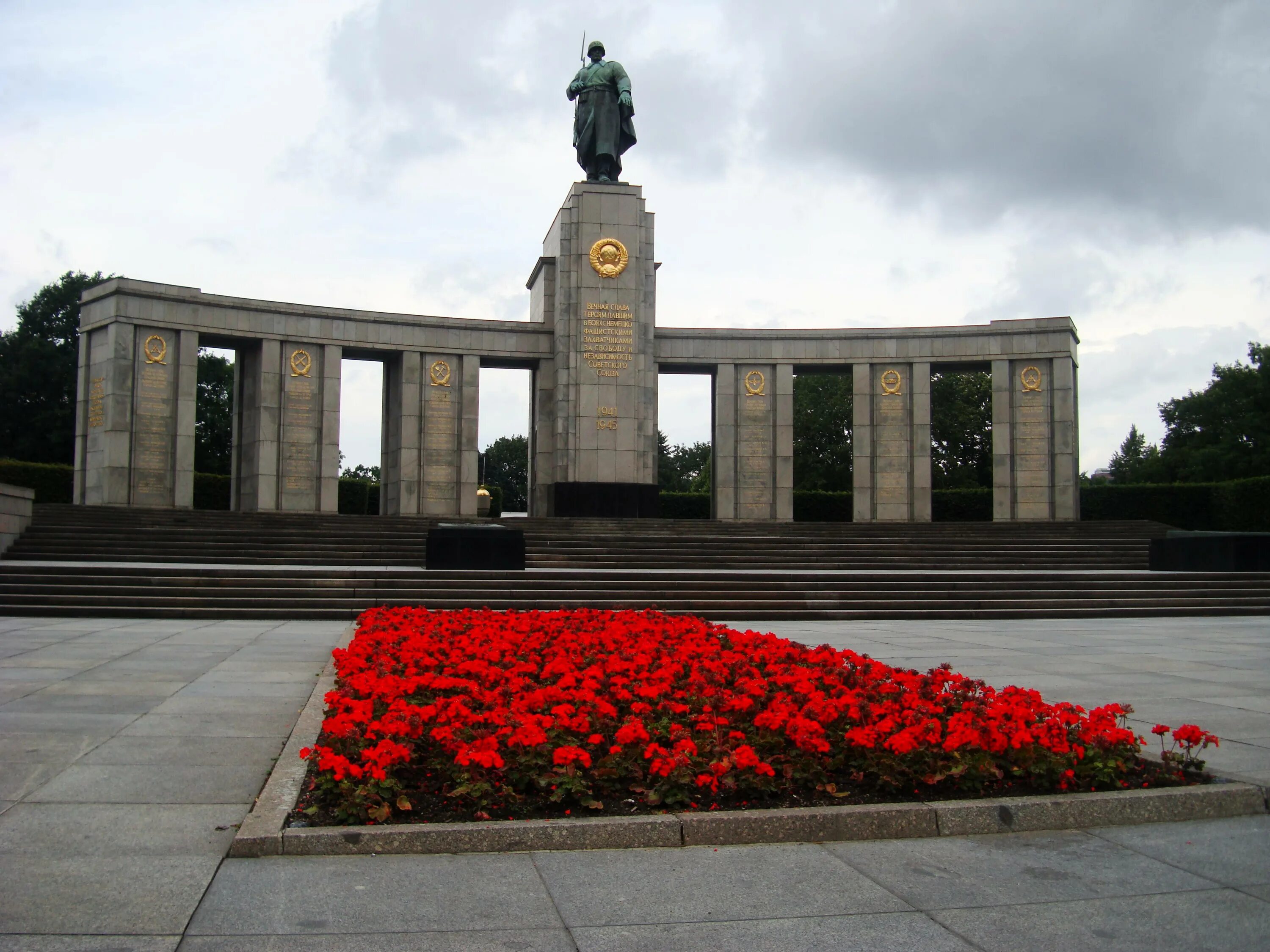 Памятник советским воинам. Тиргартен в берлине мемориал. мемориал павшим советским воинам в тиргартене в берлине. мемориал в берлине советскому солдату. мемориал павшим воинам в тиргартене берлине.