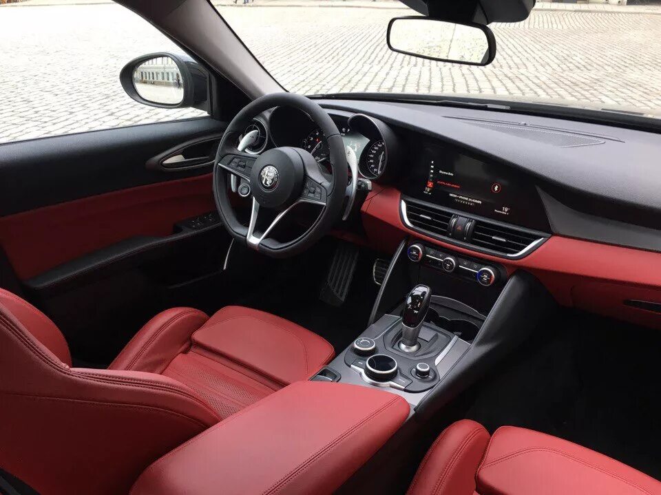 Салон альфа ромео. Alfa Romeo Giulia 2021 Interior. Alfa Romeo Giulia 2023 салон. Alfa Romeo Giulia красный салон. Alfa Romeo Giulia 2017 салон.