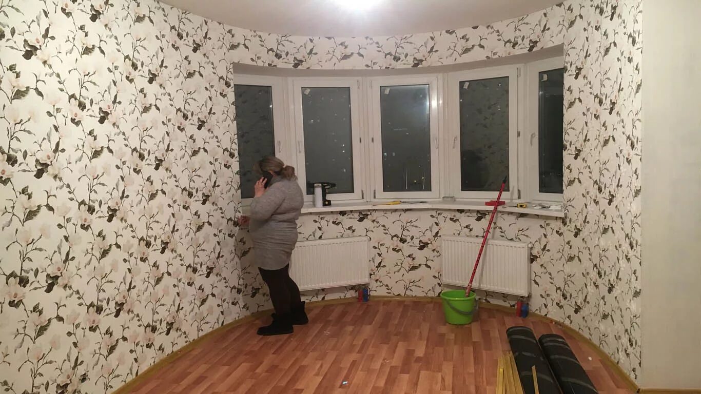Сколько поклеить обои комнате. Комната оклеена обоями с 2 окнами. варианты поклейки обоев на стене с окном. какие обои поклеить в зале в квартире. какими обоями поклеить зал в частном доме с окнами.