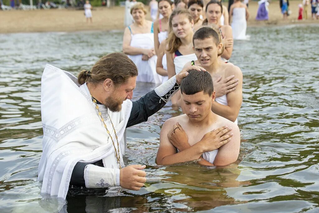 Крестить в честь святого. Крещение в церкви. Крещение взрослого человека. Крещение взрослых в храме. Крещение взрослого ребенка.