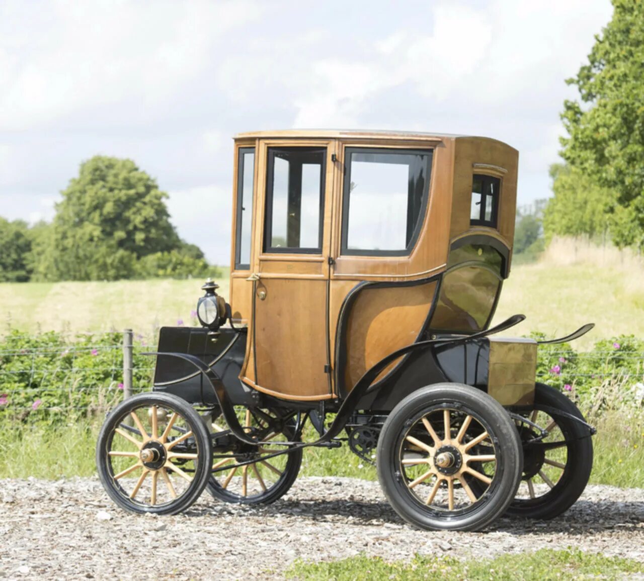 Первый автомобиль внутреннего. Электрический автомобиль Wood Queen Victoria 1906 года. Woods Queen Victoria Electric. Электромобиль 1899. Первая машина.