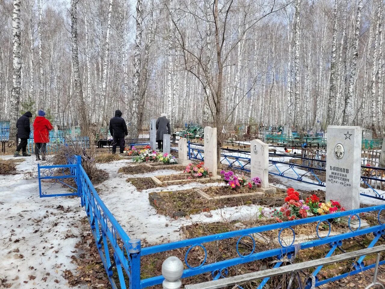 Кладбище. Кладбище в деревне. Радоница на кладбище. Родительский день на кладбище.