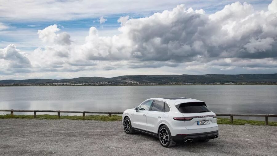 Porsche Cayenne e-Hybrid. Порше Кайен 2019. Porsche Cayenne 2019 White. Белый Porsche Cayenne 2019. Cayenne e hybrid