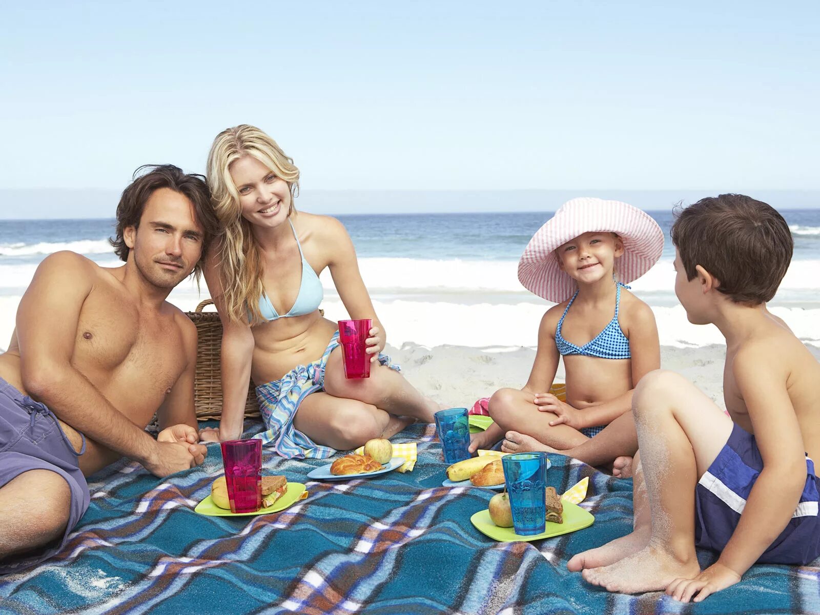 Семейный пляж. Море пляж семья. Счастливая семья на пляже. Семейный пляж. Семья в пледе.