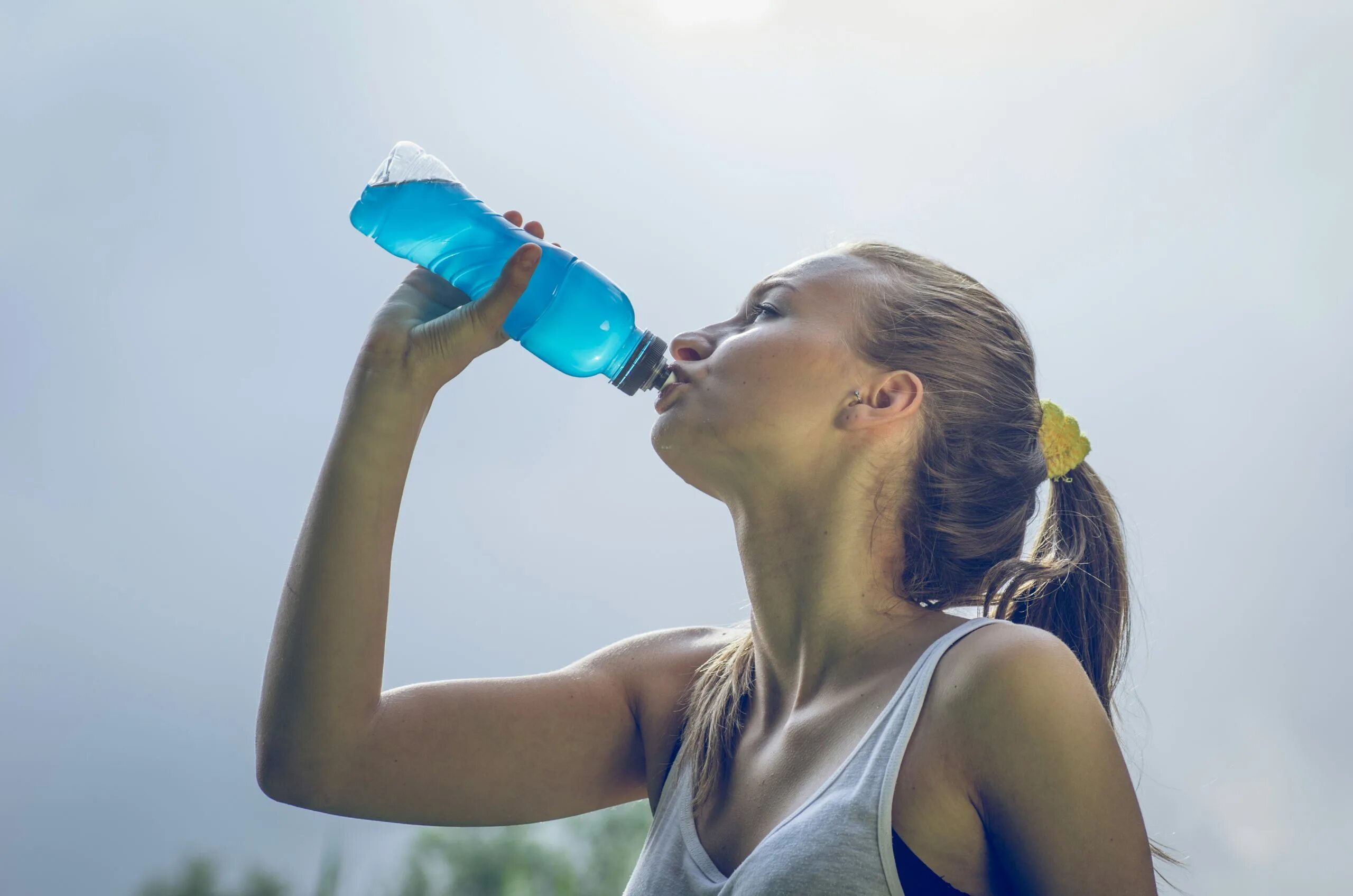 Какую воду стоит пить. Девушка обливает себя водой. Пить воду. Девушка пьет воду. Спортсменка пьет воду.