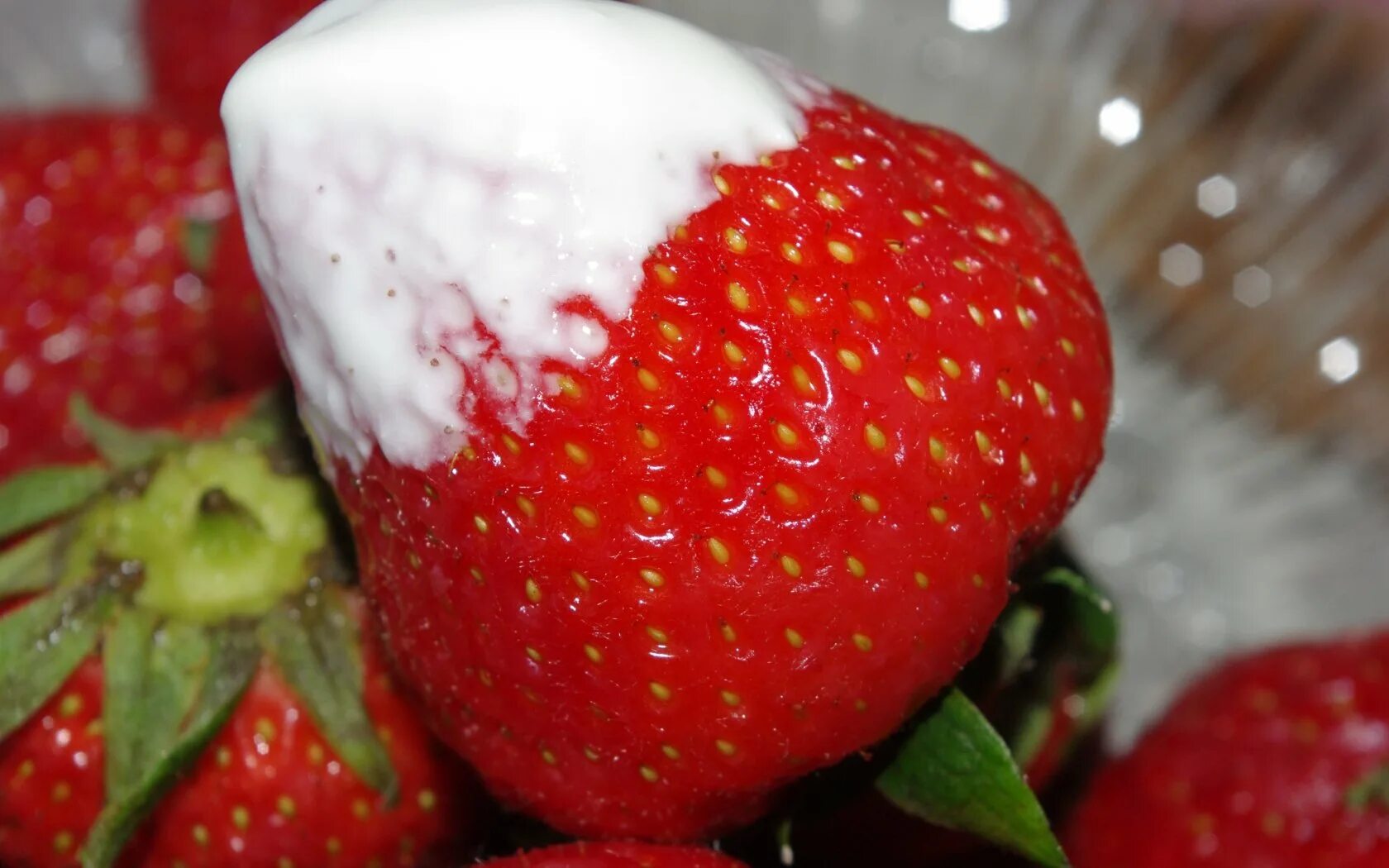 Фрукты со взбитыми сливками. Обои на рабочий стол клубника со сливками. Хочу со сливками. Крем взбитые сливки для торта. Десерт клубника со сливками.