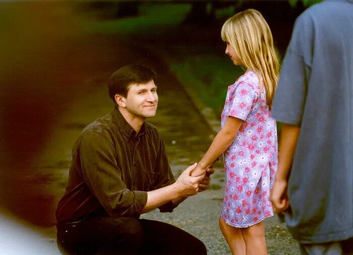 Отец худую дочь. Зрелая блондинка с молодым соседом. Дочь на коленях у папы. Харпер дочь дэвида и виктории толстая. Старики с молодыми девушками.