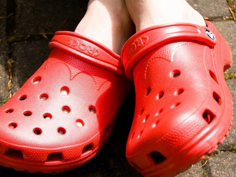 Штрих код кроксов. Кроксы от Crocs. Crocs красные. Оригинальные кроксы гуччи женские. Необычные кроксы.