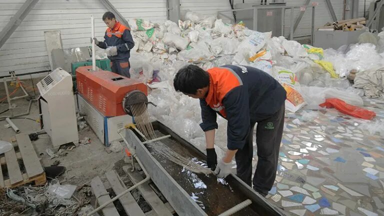 Завод пластиковых изделий. Тоо радуга петропавловск казахстан. Цех пластмасс. Экотренд. Казахстан завод радуга.