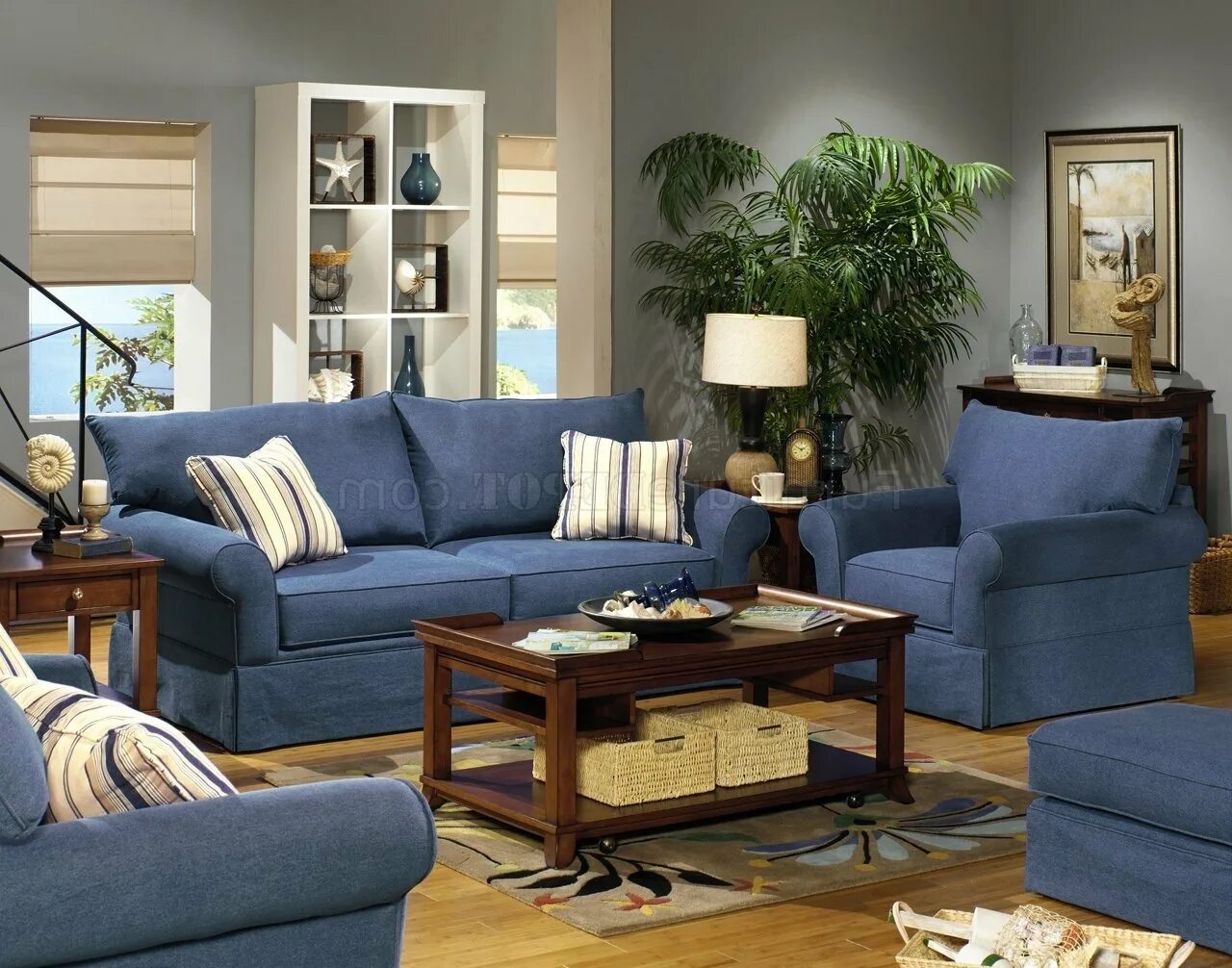 Подходит к интерьеру. Синий диван в интерьере гостиной. Синяя мебель в интерьере. Синяя мебель в интерьере гостиной. Гостиная в джинсовом стиле.