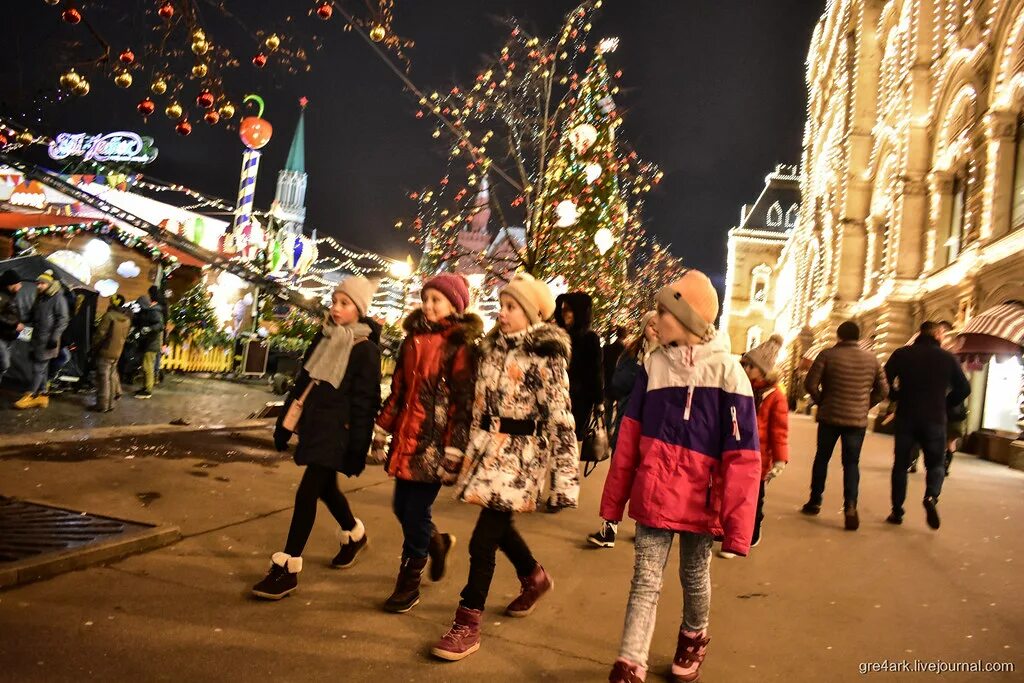 Новогодняя прогулка. Фотосессия в Москве Новогодняя прогулка. Люди гуляют по новогоднему городу. Прогулка по предновогодней Москве.