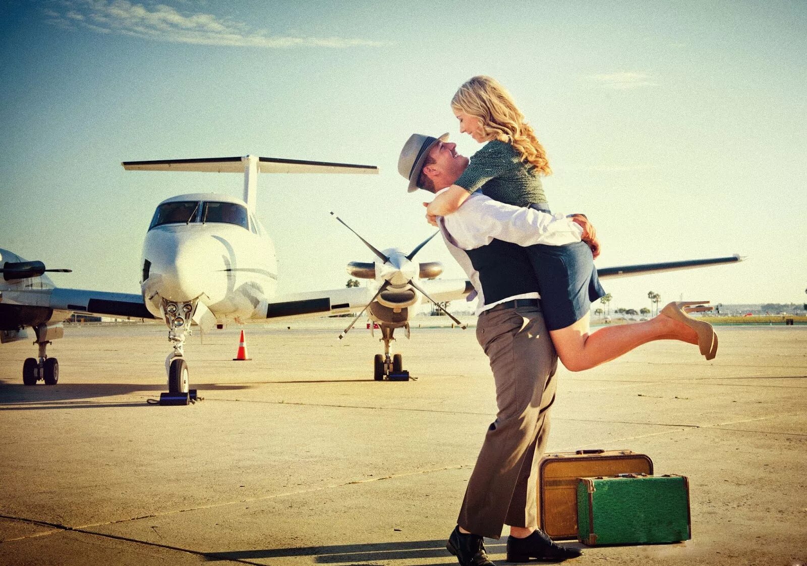 Парень и девушка в аэропорту. Девушка в самолете. Радостная встреча. Встреча в аэропорту влюбленных.
