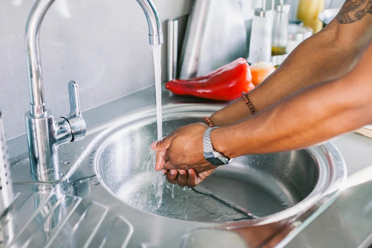 Мытье раковины. Мытье рук. Вода утекает в раковину. Раковина для мытья рук.