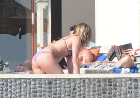 Jennifer Aniston & Emily Blunt Bikini Cabo 12-31-12 (17).JPG.