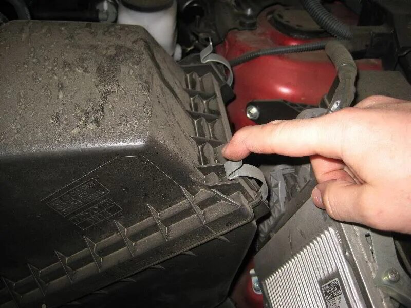 Замена воздушного фильтра рав 4. Фильтр воздушный тойота рав 4 2017. Фильтр воздушный рав 4. 5 2013. Замена воздушного фильтра рав 4.