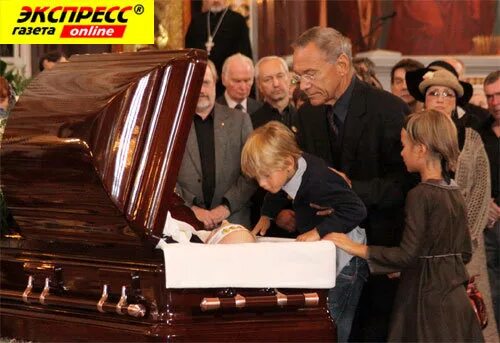 Похороны кончаловского. Похороны кончаловского. Похороны бетина тамбов. Могила натальи кончаловской и сергея михалкова. Похороны кончаловского.