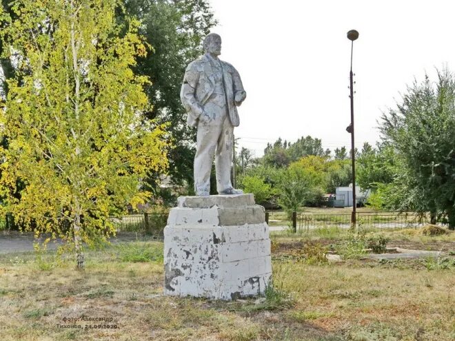 Крылов тацинский район. Памятник Ленину Быстрореченский поселок Тацинский район. Памятник в Жирнове Ленину Тацинского района Ростовской области. Памятники Тацинского района Ростовской области.