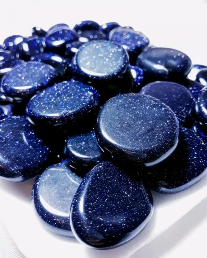 Умер ли авантюрин. Авантюрин камень. Blue Aventurine камень. Камень сапфир голубой авантюрин. Авантюрин самородок.