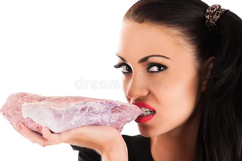 Что будет есть съесть сырое мясо. Женщина ест сырое мясо. Девушка ест сырое мясо. Женщина с мясными продуктами.