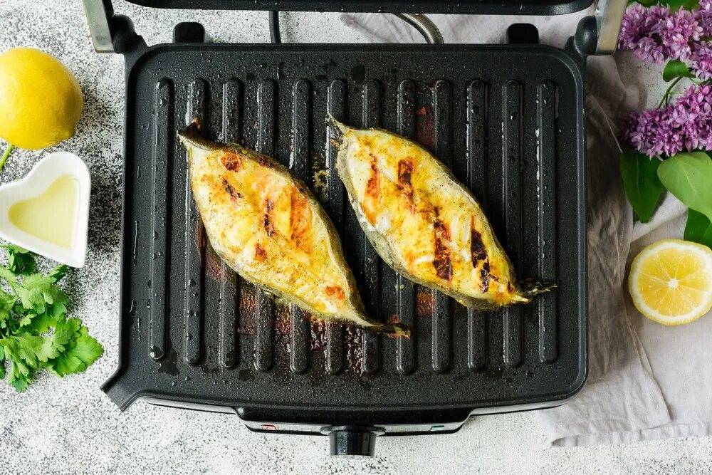 Пожарить зубатку на сковороде вкусно как стейк. Зубатка на гриле. стейки зубатки на гриле. рыба на доске на гриле. стейк из зубатки на сковороде гриль.
