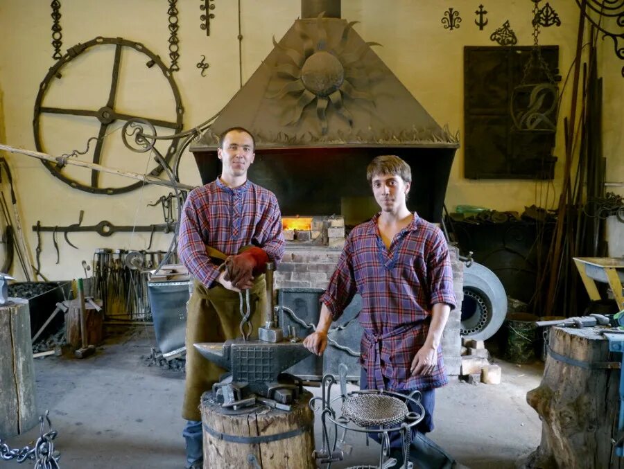 Ремесленники современные. Несколько подмастерьев. Столяр. Кузнечное дело в древней руси. Ремесло в средние века.