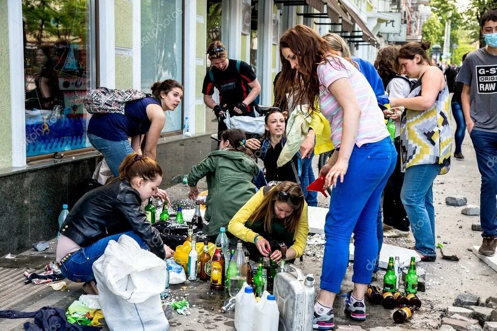 Почему 2 мая. Дом профсоюзов в одессе 2 мая 2014. одесса 2 мая 2014 года коктейли молотова. одесса 2014 дом профсоюзов сожженные. одесса 2 мая дом профсоюзов.