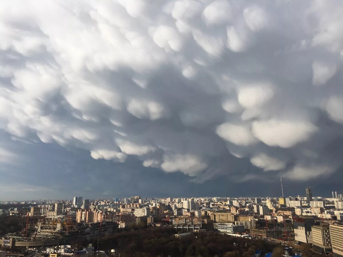 Необычные облака. Облака Москва. Странные облака над Москвой. Необычные облака в Москве.