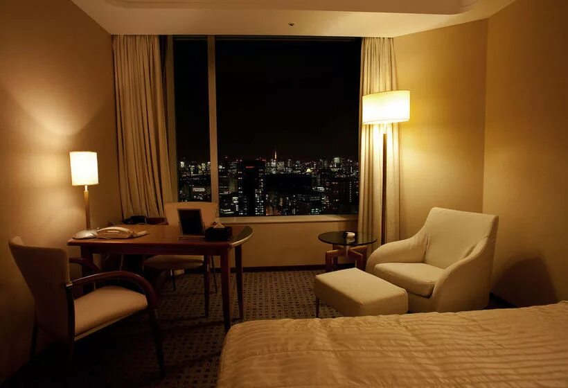 гостиница в нью йорке номер. кровать кинг сайз отель. гостиничный номер. отель внутри. номер гостиницы ночью.