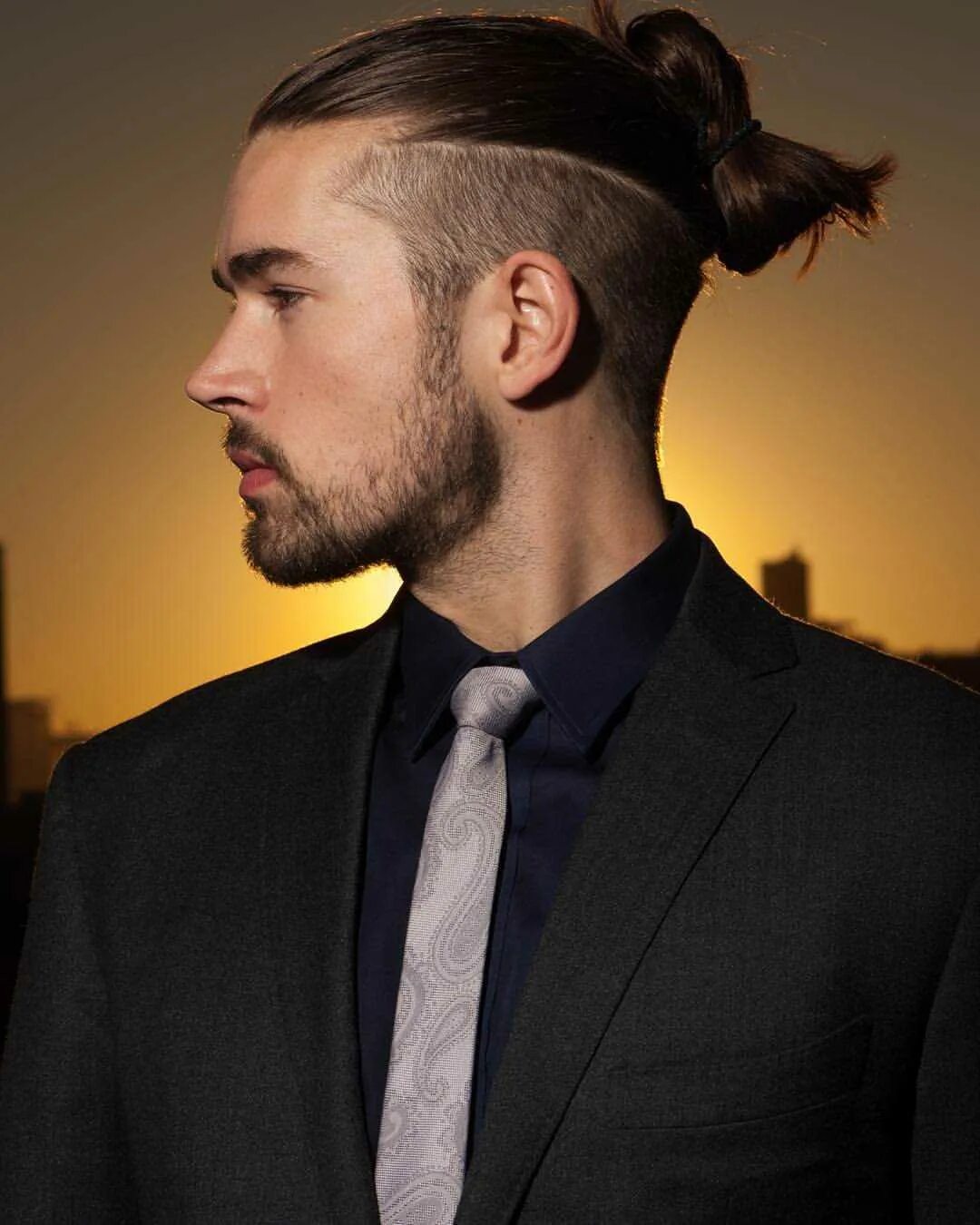 Стрижка фейд топ кнот. Man bun прическа undercut. Топ кнот с выбритыми висками. Стрижка андеркат кнот. Топ кнот андеркат.