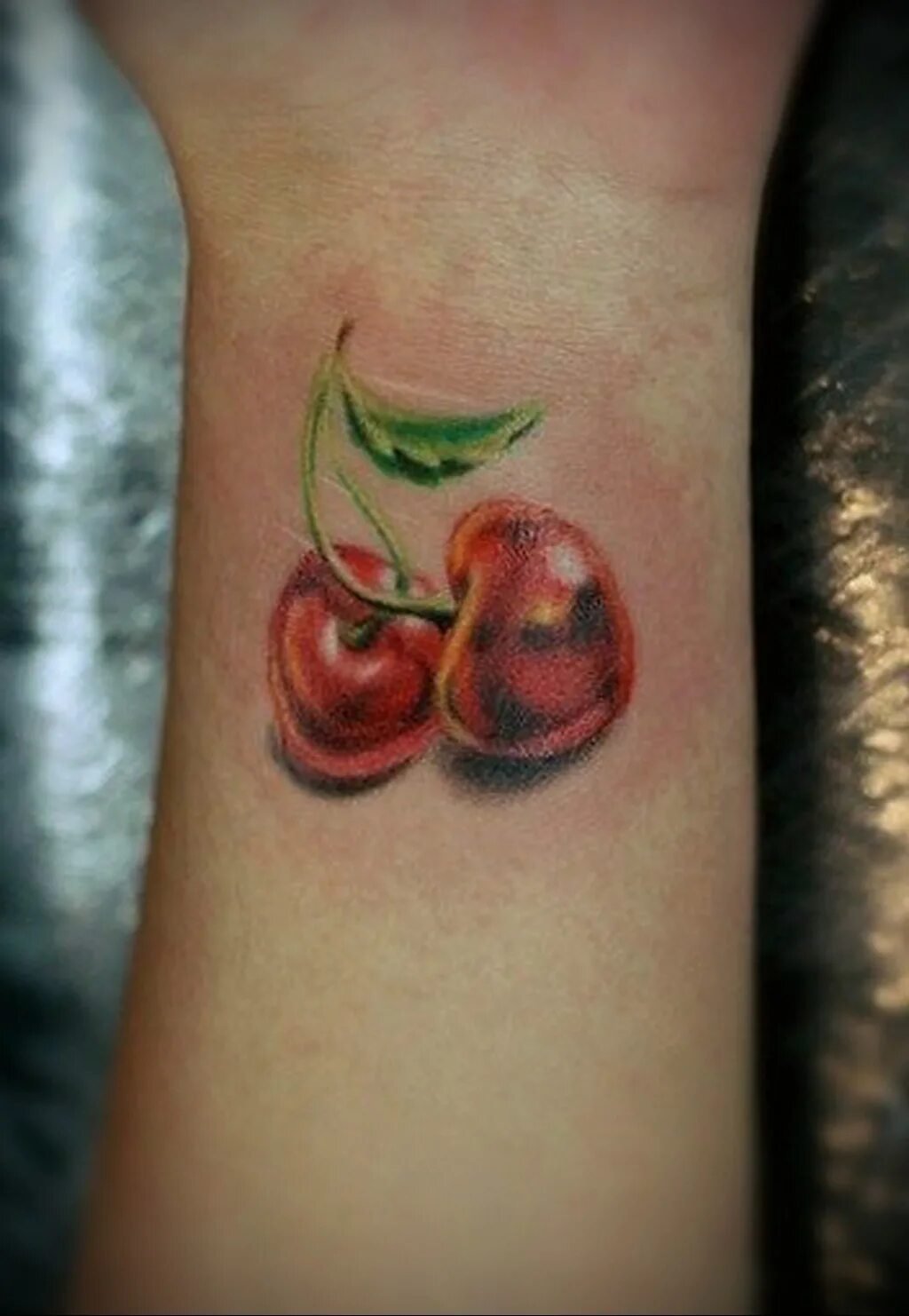 Тату вишенки на ягодице. Тату вишенки эскиз. Тату вишенки. Тату вишня реализм. Тату вишенки.