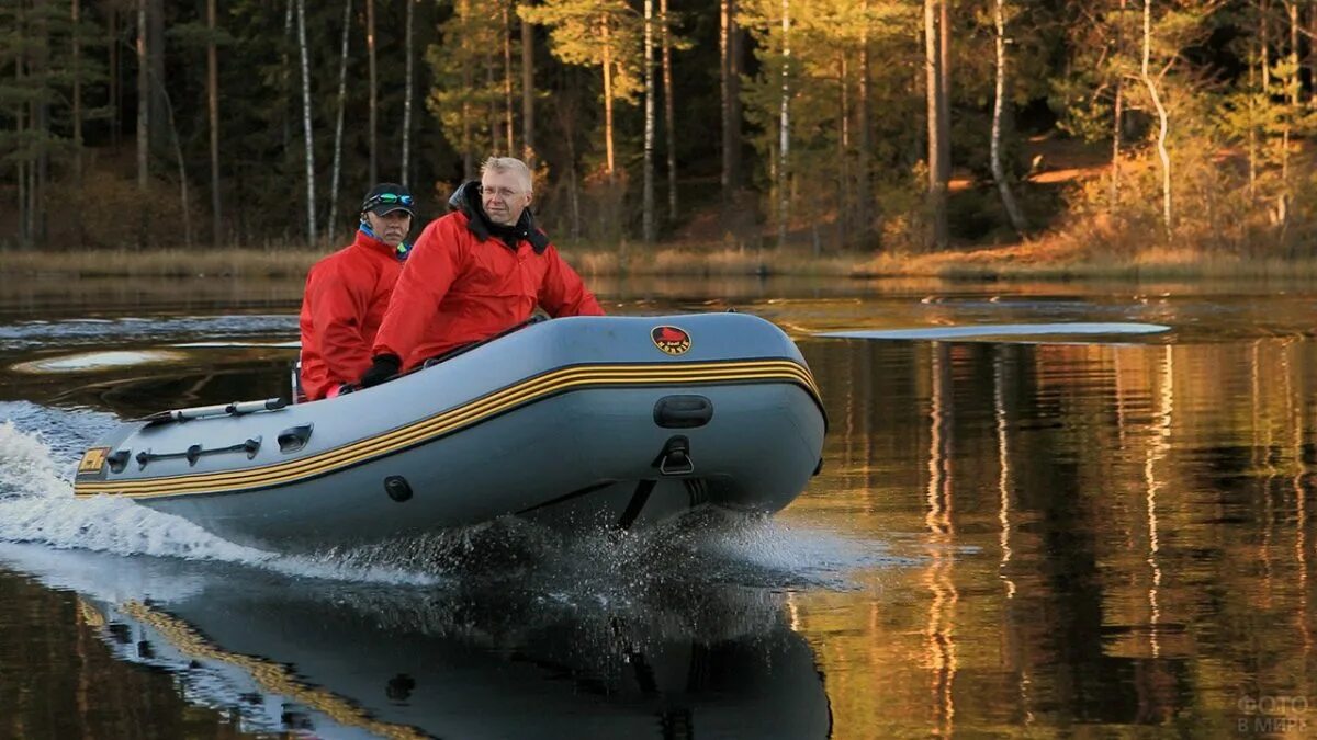 Подобрать лодку. Моторная лодка на реке. Лодка ПВХ на реке. Надувная лодка на воде. Надувная лодка на озере.