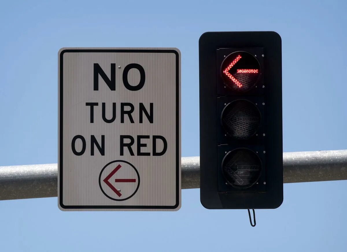 Is this turning you on. Американский светофор. No turn on Red. Светофор и знак в США. Светофор arrow.