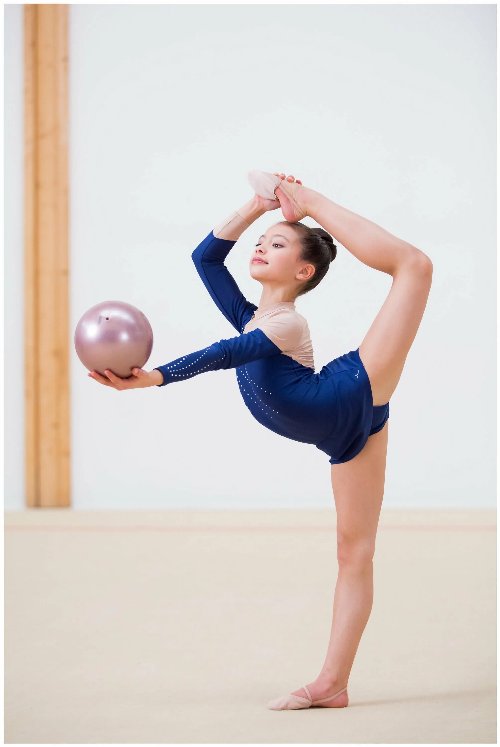 Гимнастка в синем. Гимнастка в синем. Гимнастка в синем. Карпова софья акробатический. Дина аверина 2015.