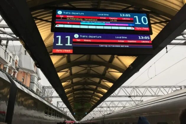 Табло поездов московского вокзала санкт петербурга. Московский вокзал санкт-петербург табло. московский вокзал санкт-петербург пути. табло в сапсане.