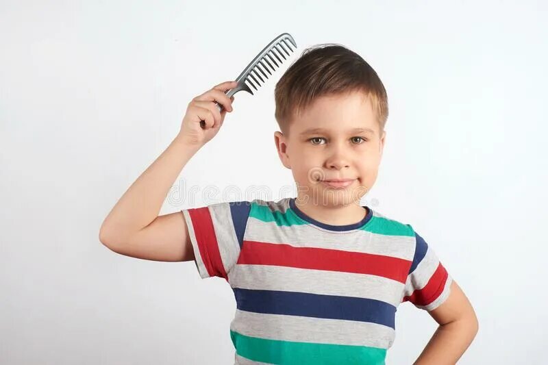 Не причесанный ребенок. Мальчик причесывается. Расчесывание дети. Расчесывание волос для детей. Ребенок причесывается.