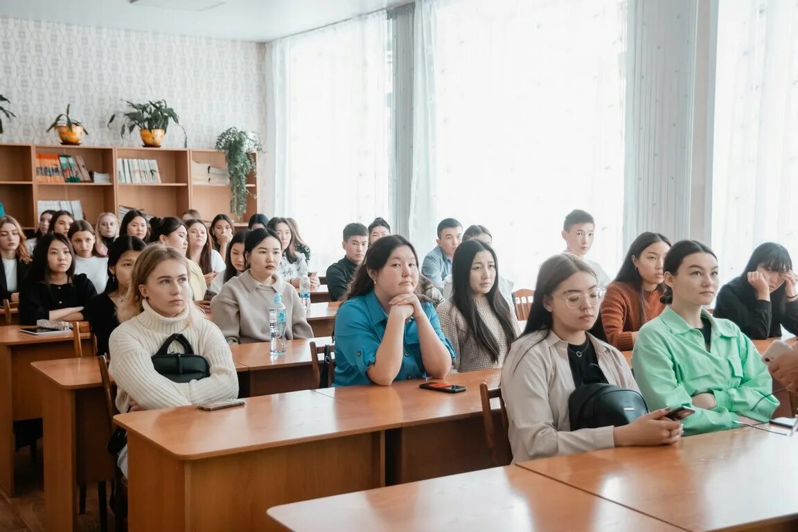 Горно алтайский педагогический колледж. Бурятский государственный университет педагогический колледж. Представители педагогических вузов. Студентки педагогического колледжа.