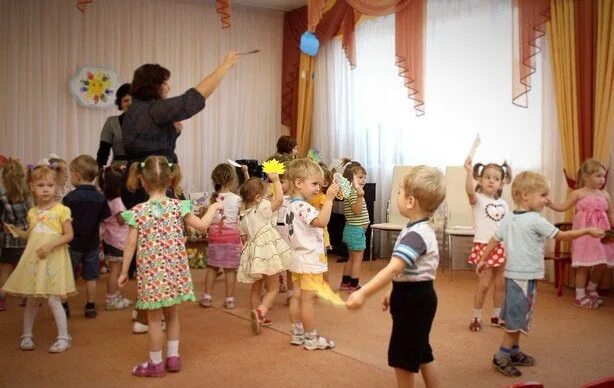 дети танцуют в садике. танцевальная терапия для детей. танец малыши в доу. воспитатель танцует с детьми. танец малыши в доу.