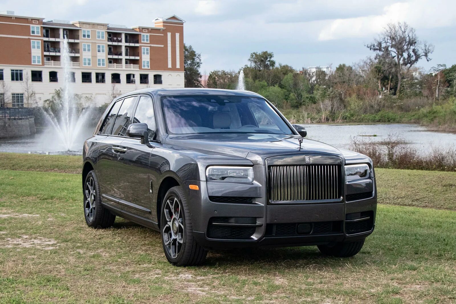 Rolls-Royce Куллинан. Rolls Royce Cullinan 2021. Роллс Ройс джип. Rolls Royce джип 2021.